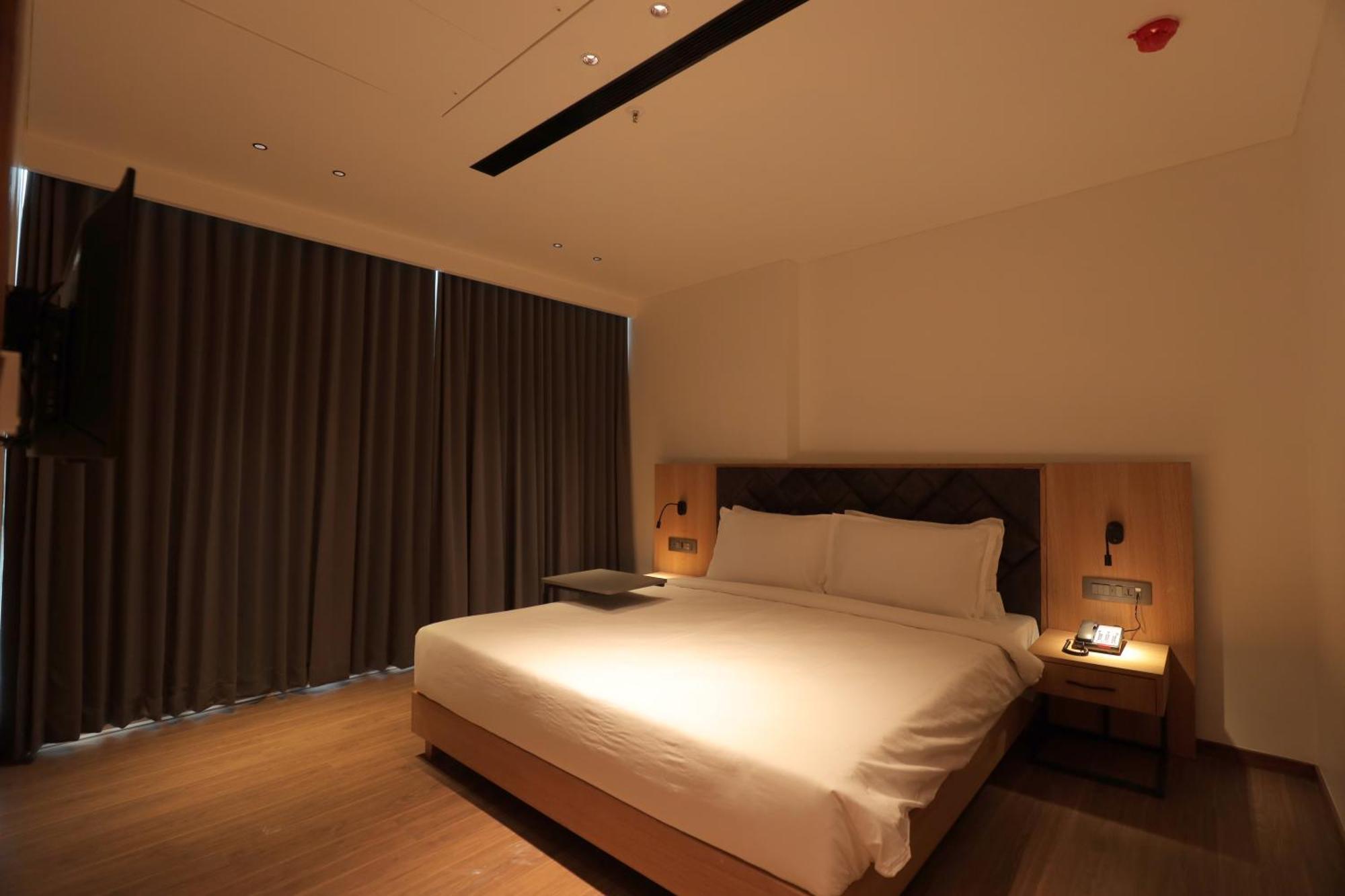 The World Surat Hotel Exterior photo